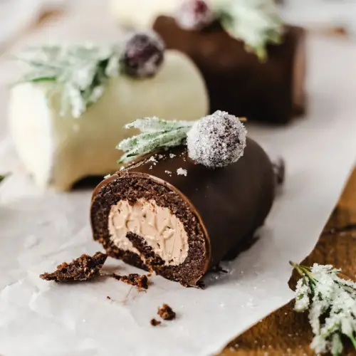 Cake Roll de chocolate esponjoso cortado mostrando su espiral de crema